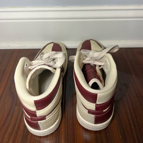 Women’s Air Jordan 1 Mid SE “Split - Beach Cherrywood”    2022 - Picture 2 of 9